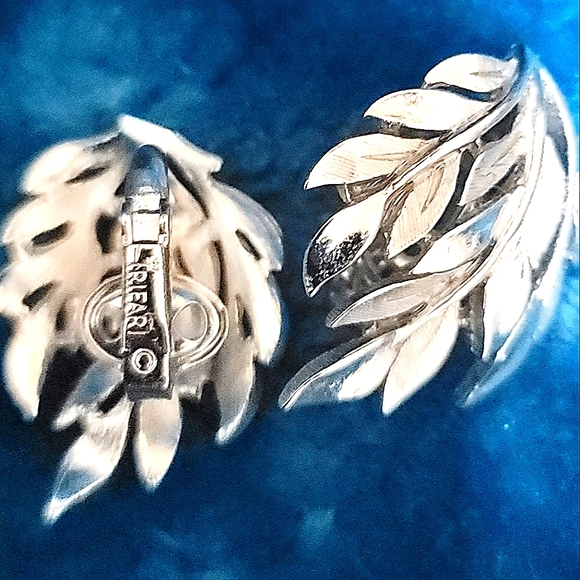 Vintage Crown Trifari Silver Tone Clip On Earrings - Picture 1 of 8
